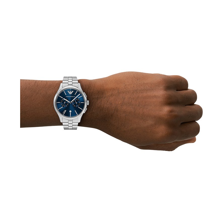 Emporio Armani Herrenuhr aus Edelstahl am Handgelenk, mit blauem Zifferblatt und Chronographenfunktionen.