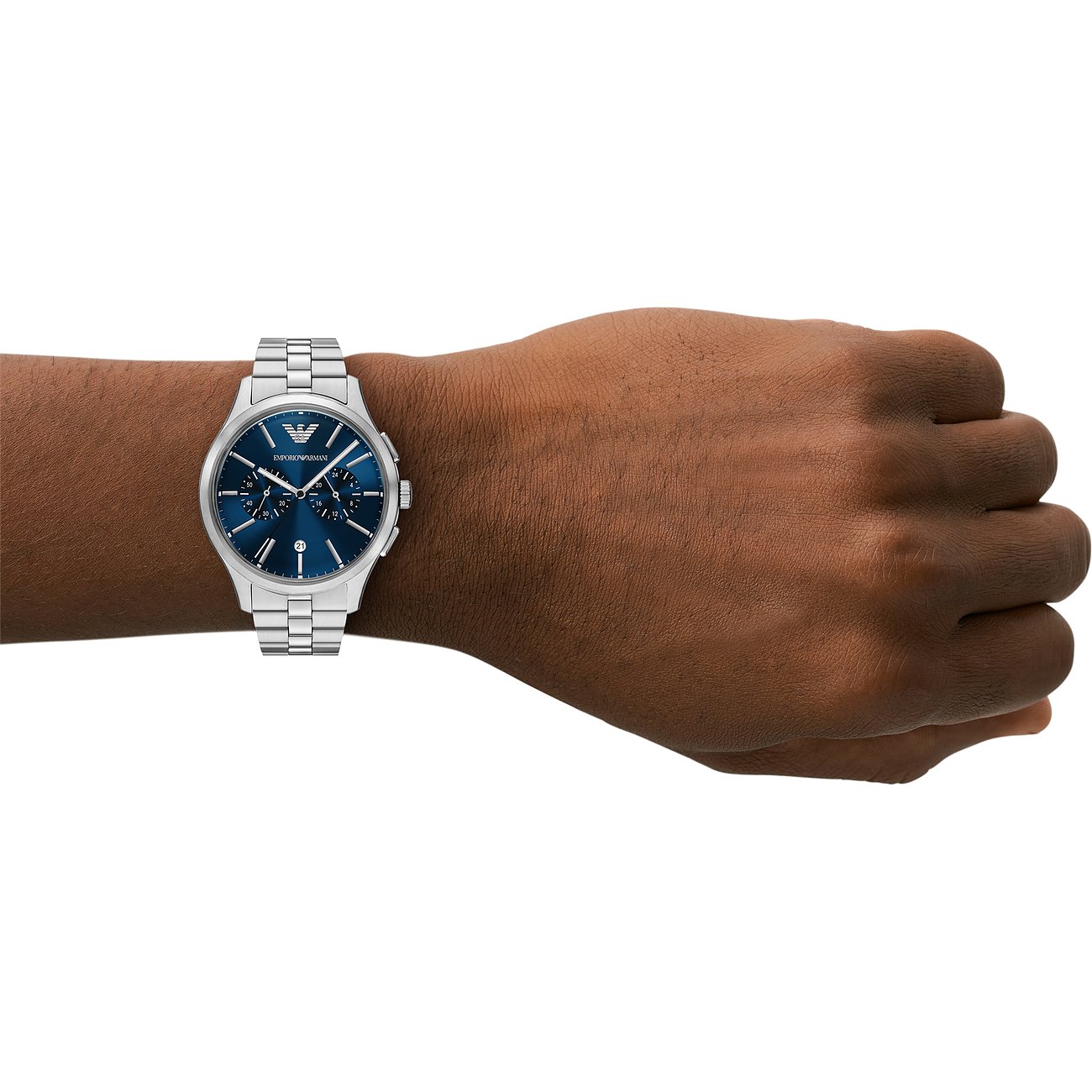 Emporio Armani Herrenuhr aus Edelstahl am Handgelenk, mit blauem Zifferblatt und Chronographenfunktionen.