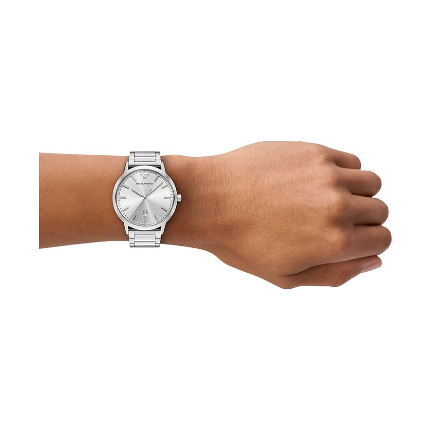 Die Emporio Armani Herrenuhr aus Edelstahl mit silbernem Zifferblatt und silbernem Armband wird von vorne am Arm getragen.
