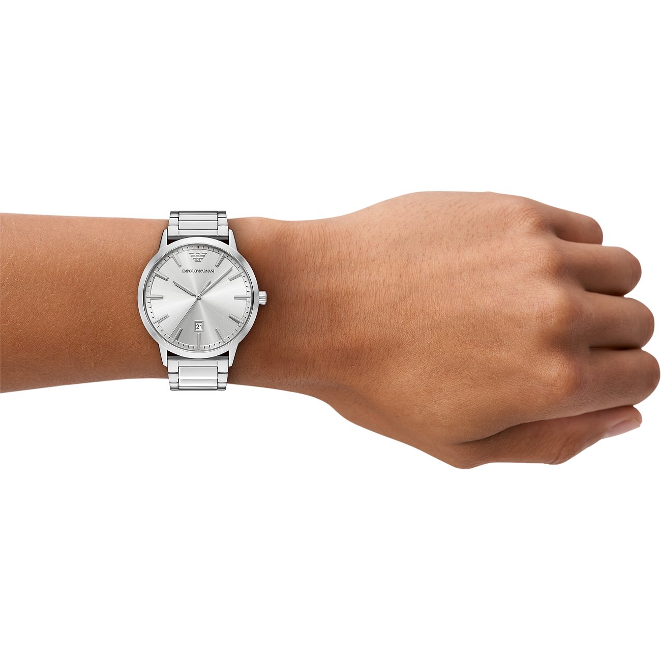 Die Emporio Armani Herrenuhr aus Edelstahl mit silbernem Zifferblatt und silbernem Armband wird von vorne am Arm getragen.
