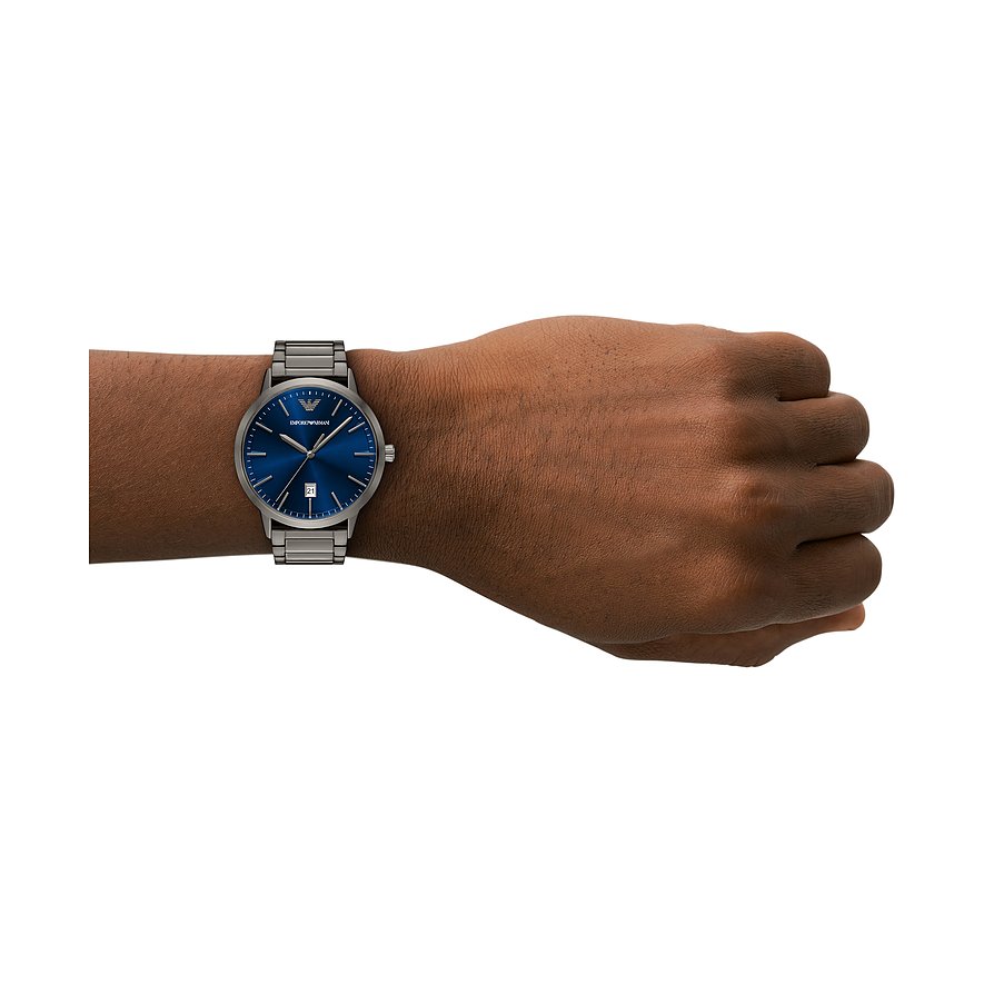 Die Emporio Armani Herrenuhr aus blauem und silbernem Edelstahl ist am Handgelenk abgebildet, von oben gesehen.