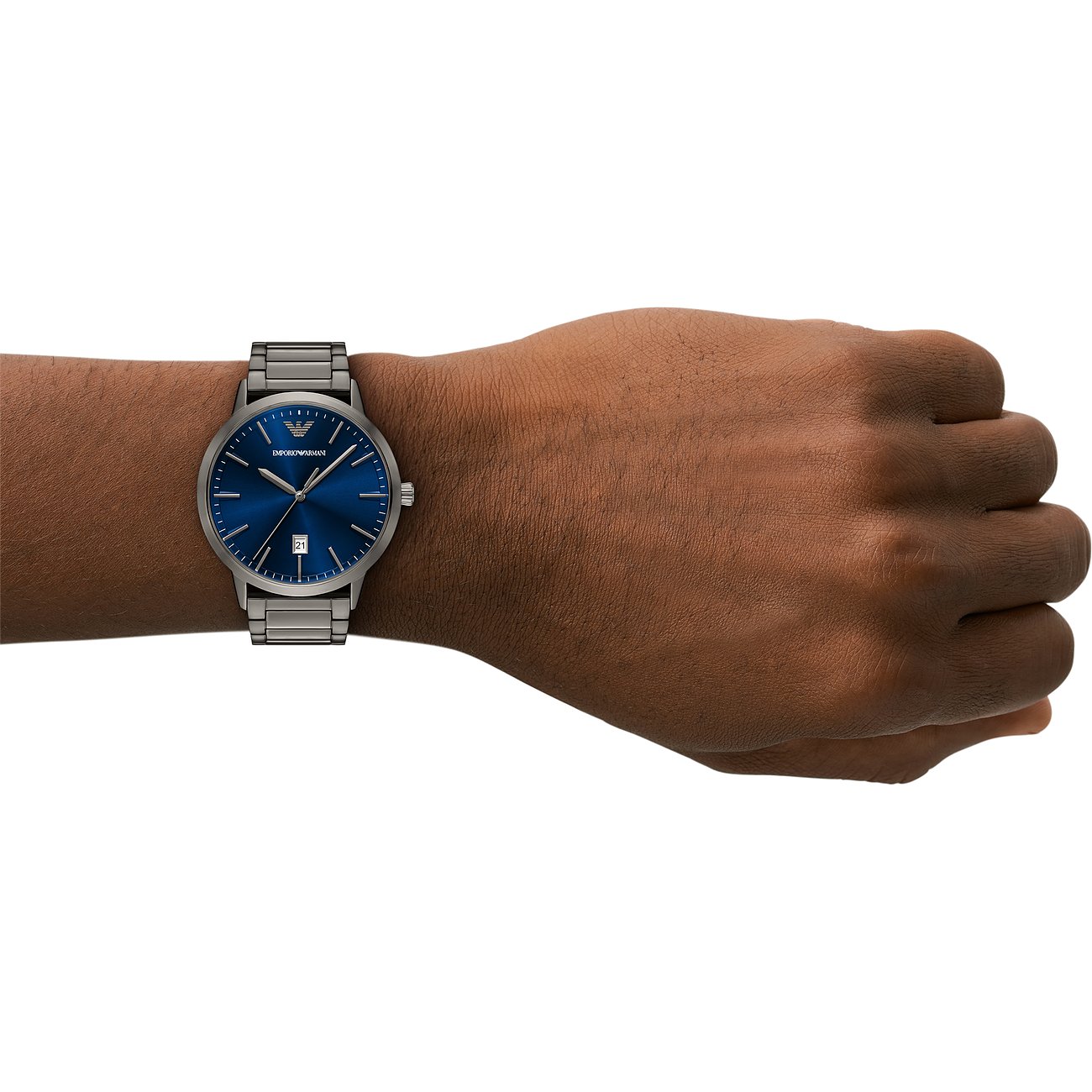 Die Emporio Armani Herrenuhr aus blauem und silbernem Edelstahl ist am Handgelenk abgebildet, von oben gesehen.