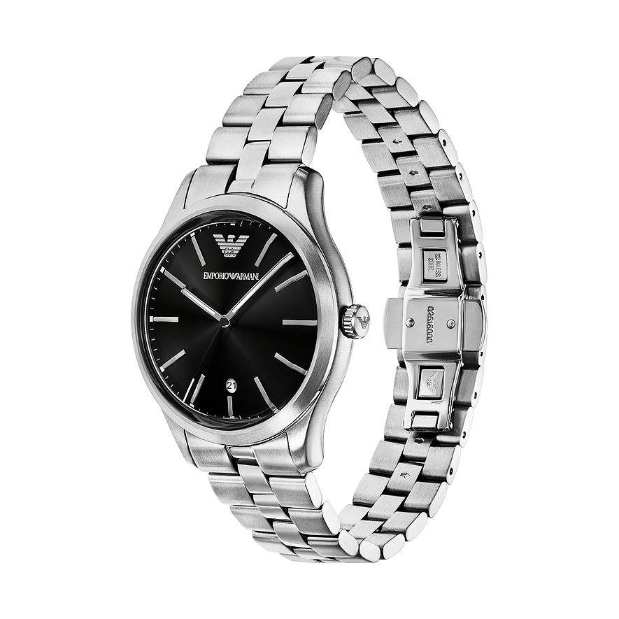 Eine EMPORIO ARMANI Herrenuhr aus Edelstahl mit schwarzem Zifferblatt und Datumsanzeige, leicht angewinkelt dargestellt.