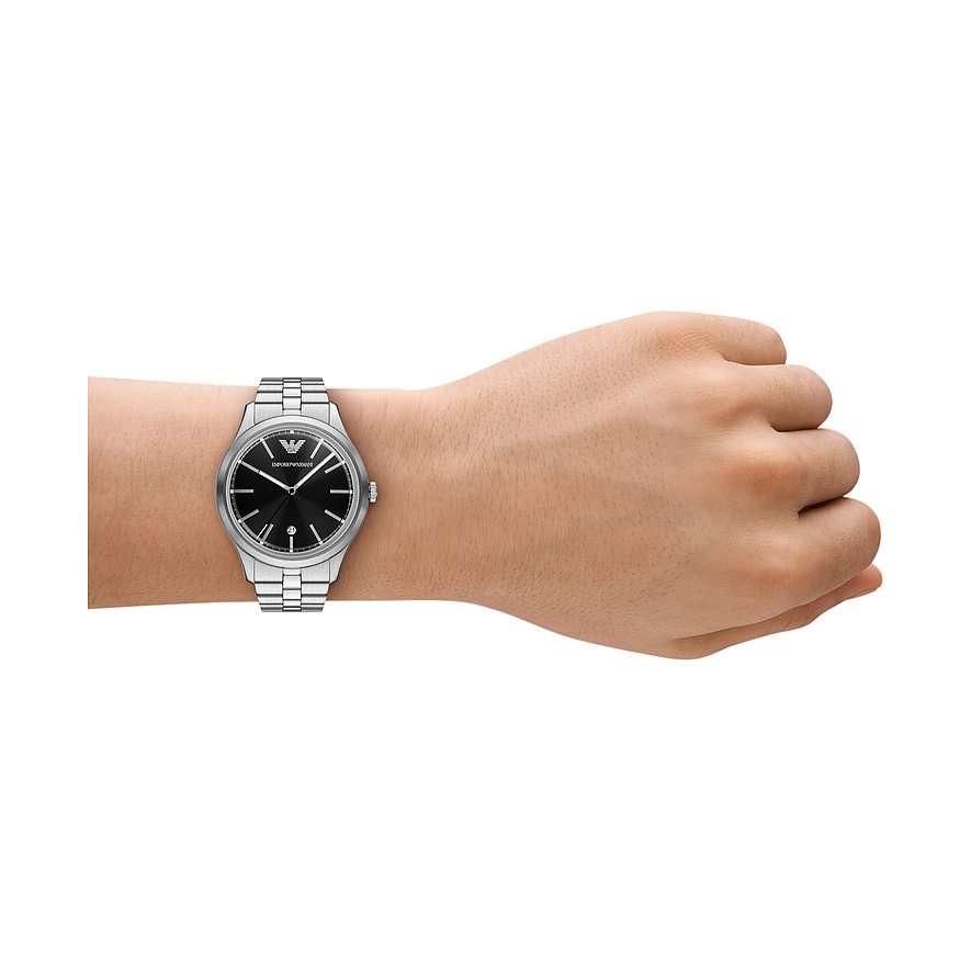 Am Handgelenk getragene Emporio Armani Herrenuhr aus Edelstahl mit schwarzem Zifferblatt.