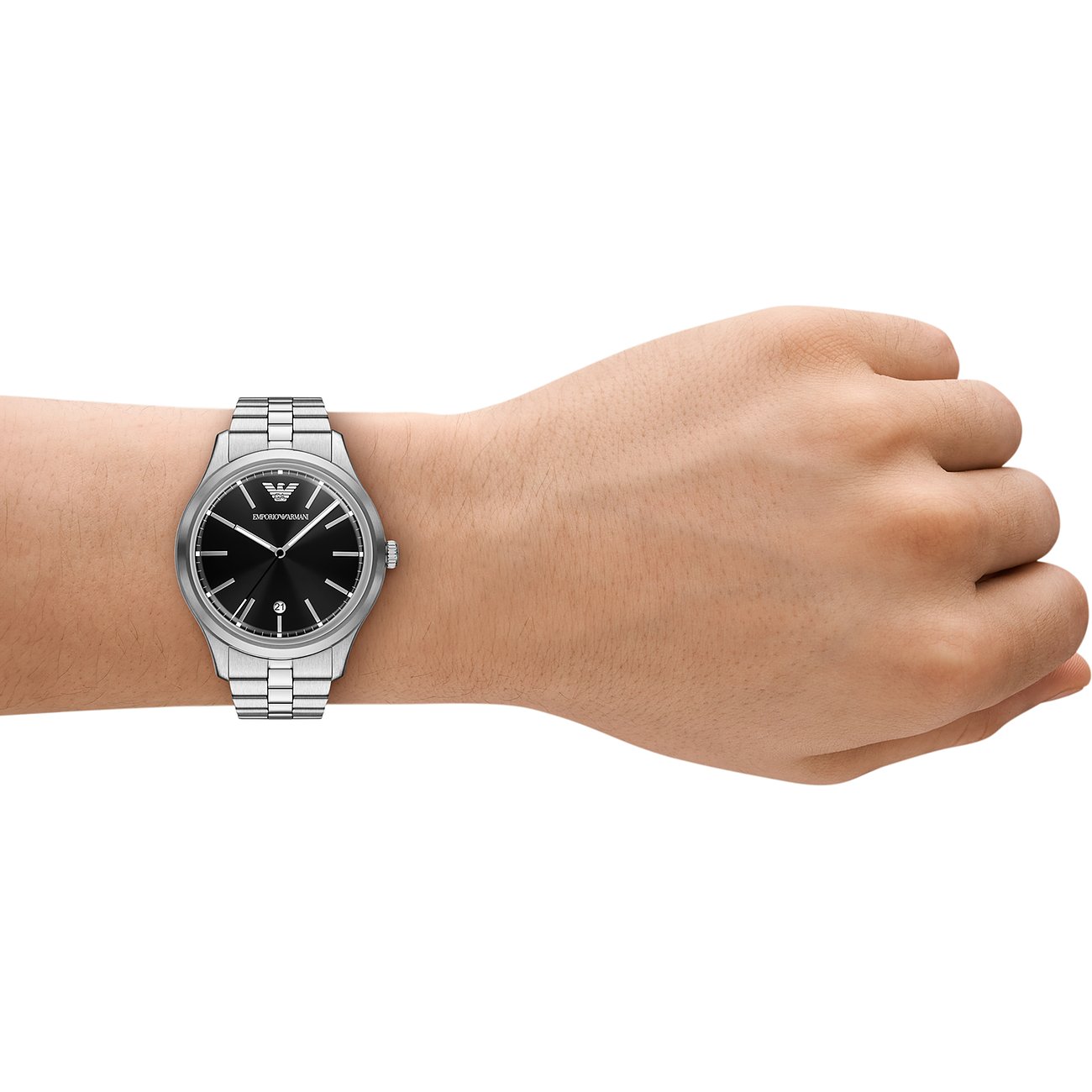 Am Handgelenk getragene Emporio Armani Herrenuhr aus Edelstahl mit schwarzem Zifferblatt.
