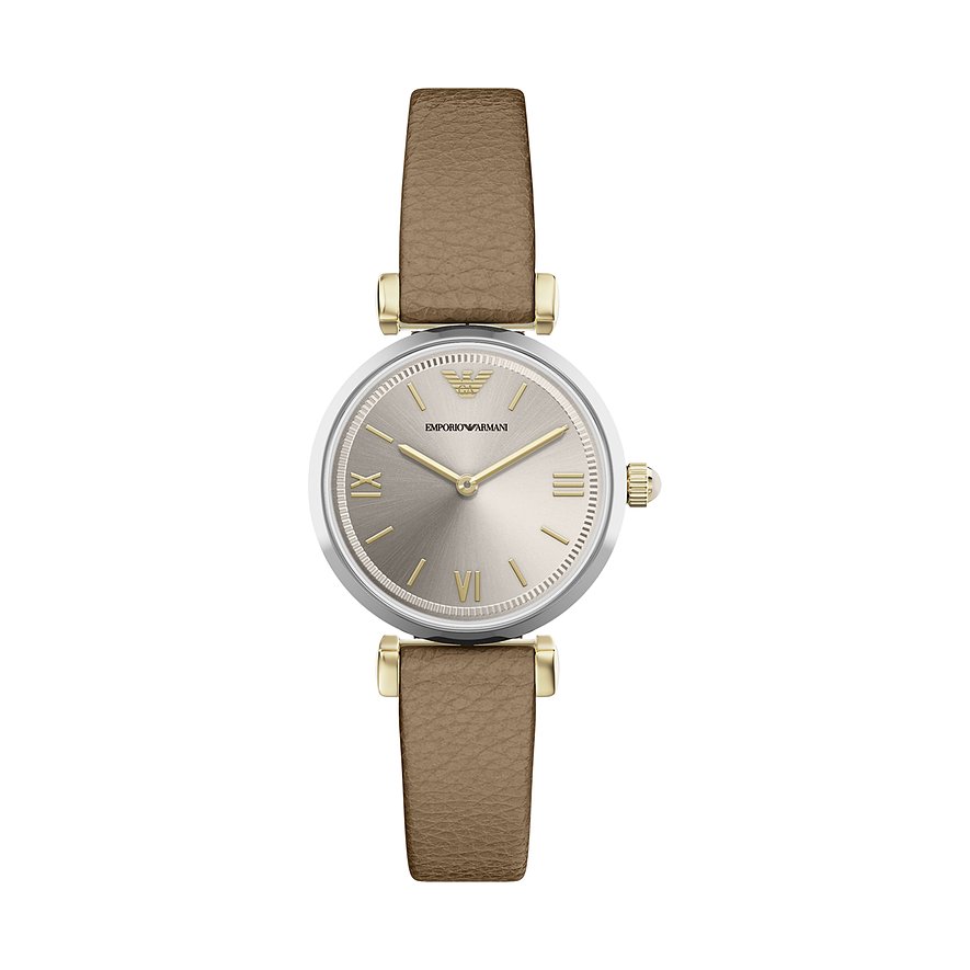 Gros plan : montre femme Emporio Armani en acier, cadran rond argenté, bracelet en cuir marron.