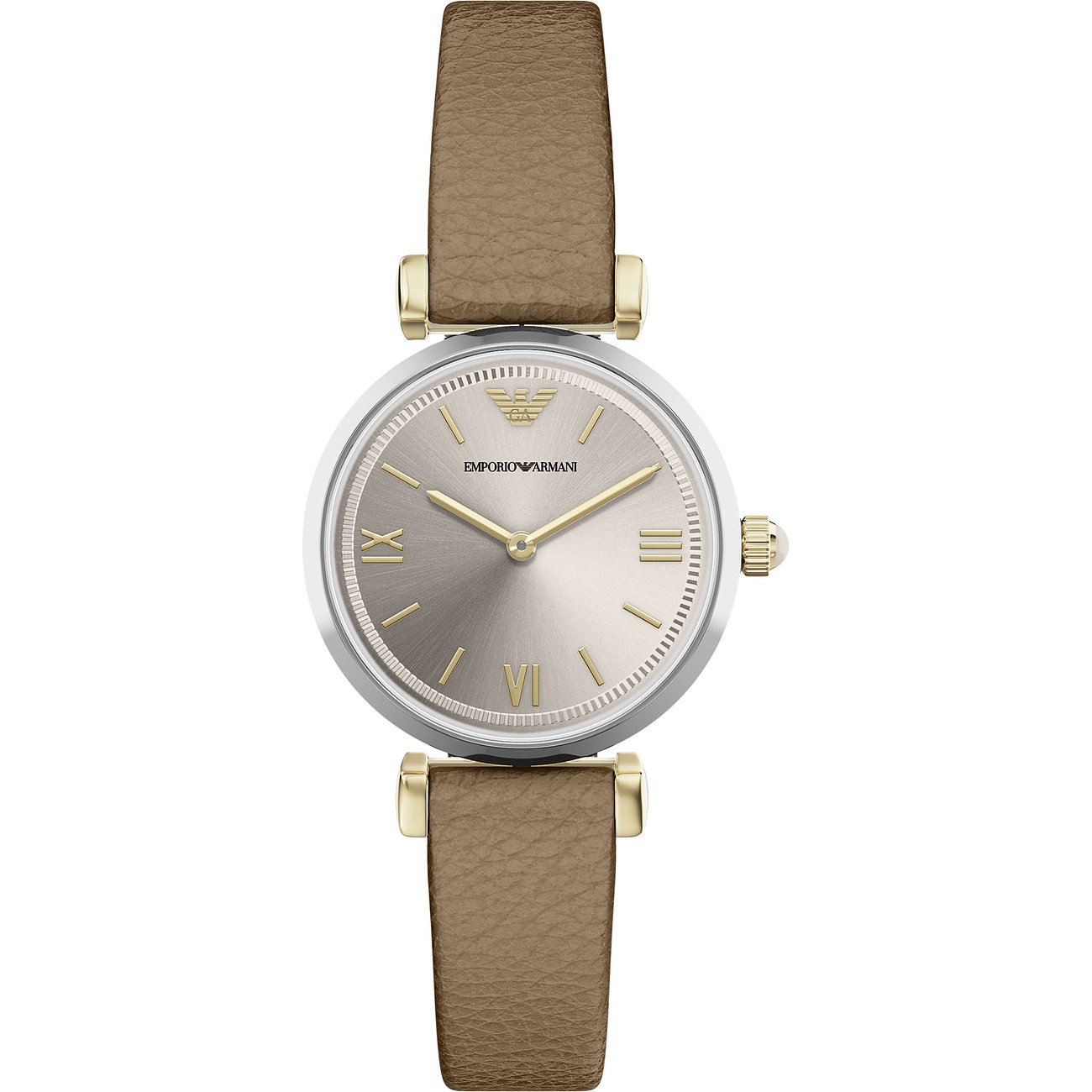 Gros plan : montre femme Emporio Armani en acier, cadran rond argenté, bracelet en cuir marron.