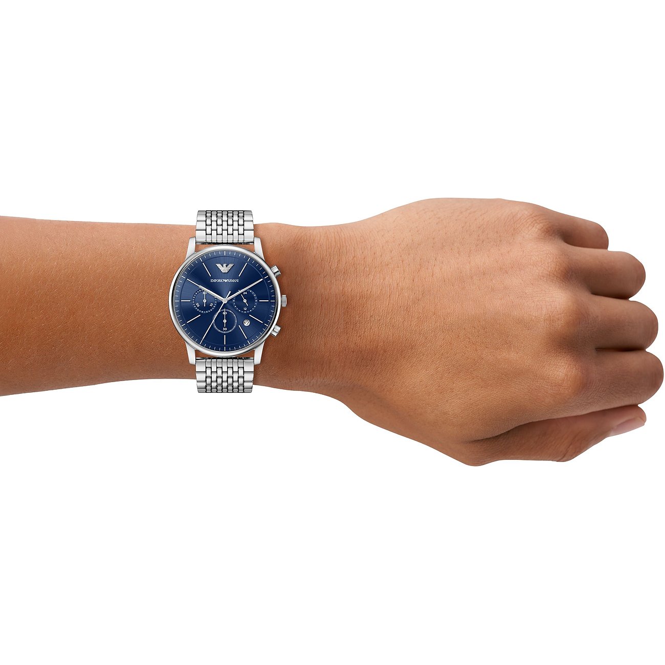 Orologio da uomo Emporio Armani in acciaio inossidabile con quadrante blu e cinturino color argento, indossato al polso.