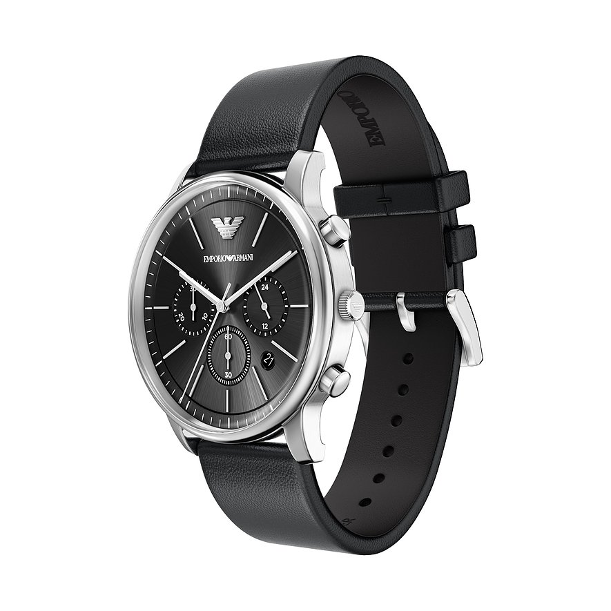 Emporio Armani Herrenuhr aus Edelstahl mit dunklem Zifferblatt und schwarzem Lederarmband, schräg von oben.