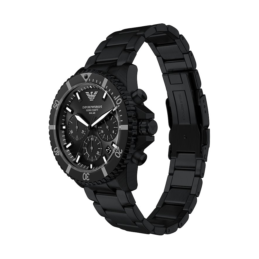 Emporio Armani Herrenuhr aus schwarzem Edelstahl mit Chronograph und schwarzem Zifferblatt, schräg von vorne gezeigt.