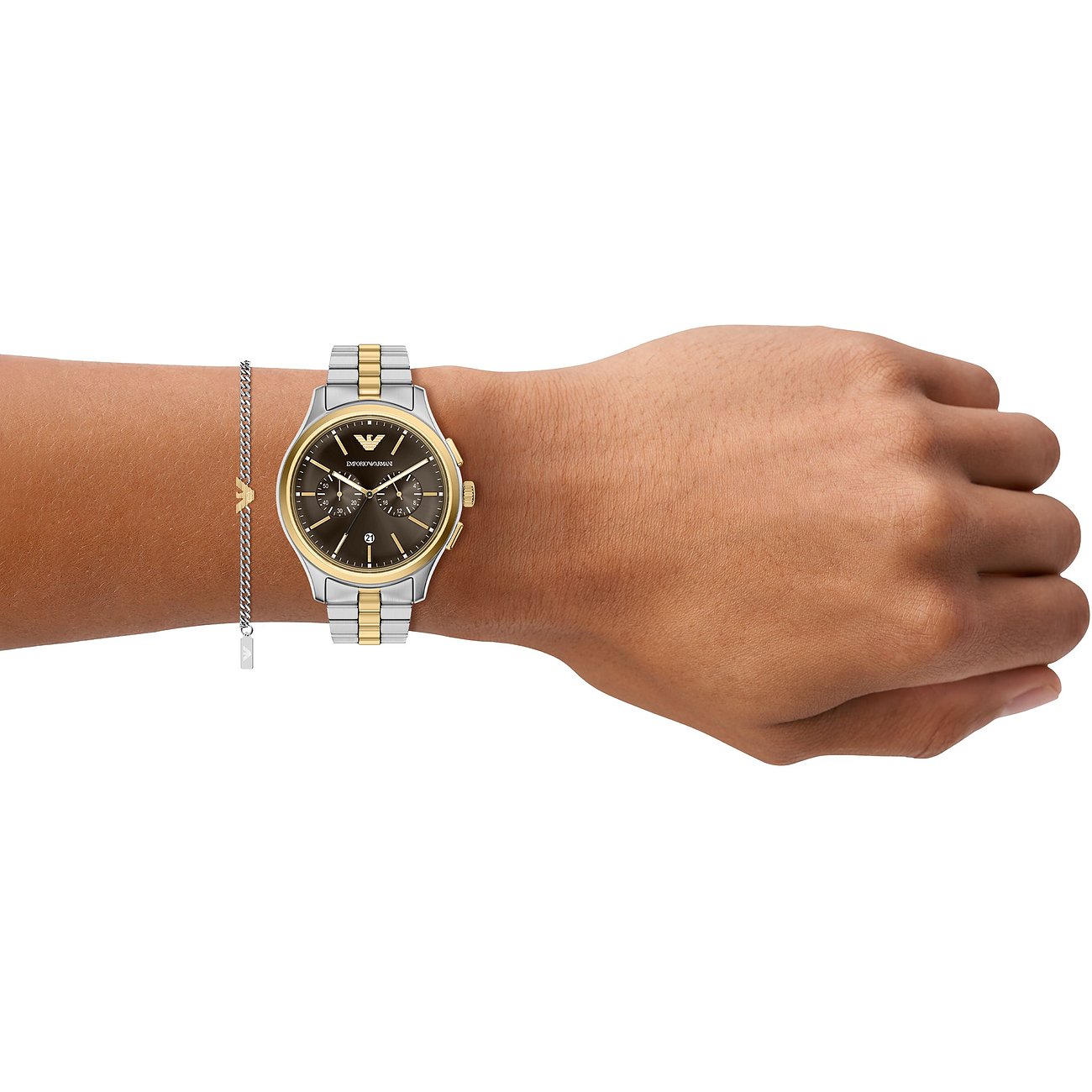 Emporio Armani ur- og armbåndssæt i guld- og sølvfarvet rustfrit stål båret om håndleddet.