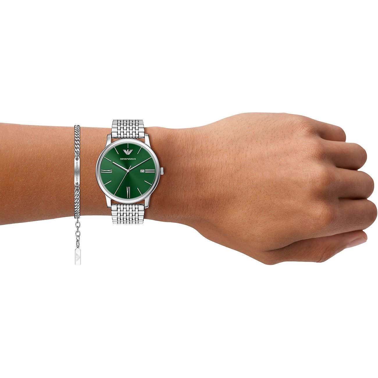 Ensemble Emporio Armani en acier inoxydable, porté au poignet, composé d'une montre et d'un bracelet.