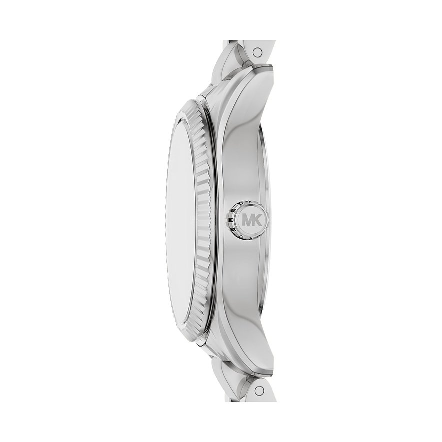 Sida vy av Michael Kors damklocka i rostfritt stål med graverad MK-logotyp på kronan.