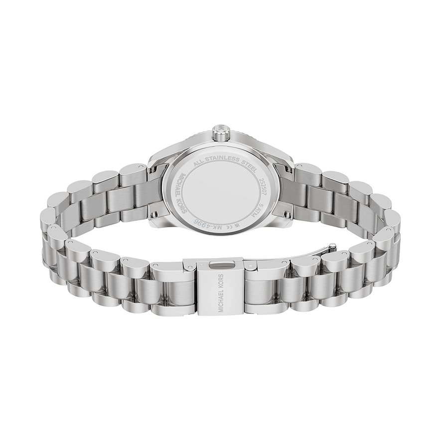 Baksida av Michael Kors damklocka i rostfritt stål med stängt viklås och gravyrer på baksidan.