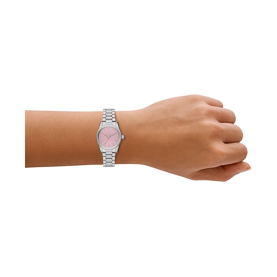 Michael Kors damklocka i rostfritt stål med rosa urtavla, bärs på handleden.