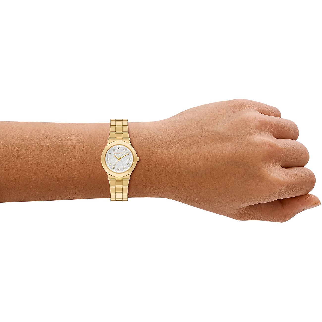 Un orologio da donna Michael Kors in acciaio inossidabile color oro è al polso di una modella.