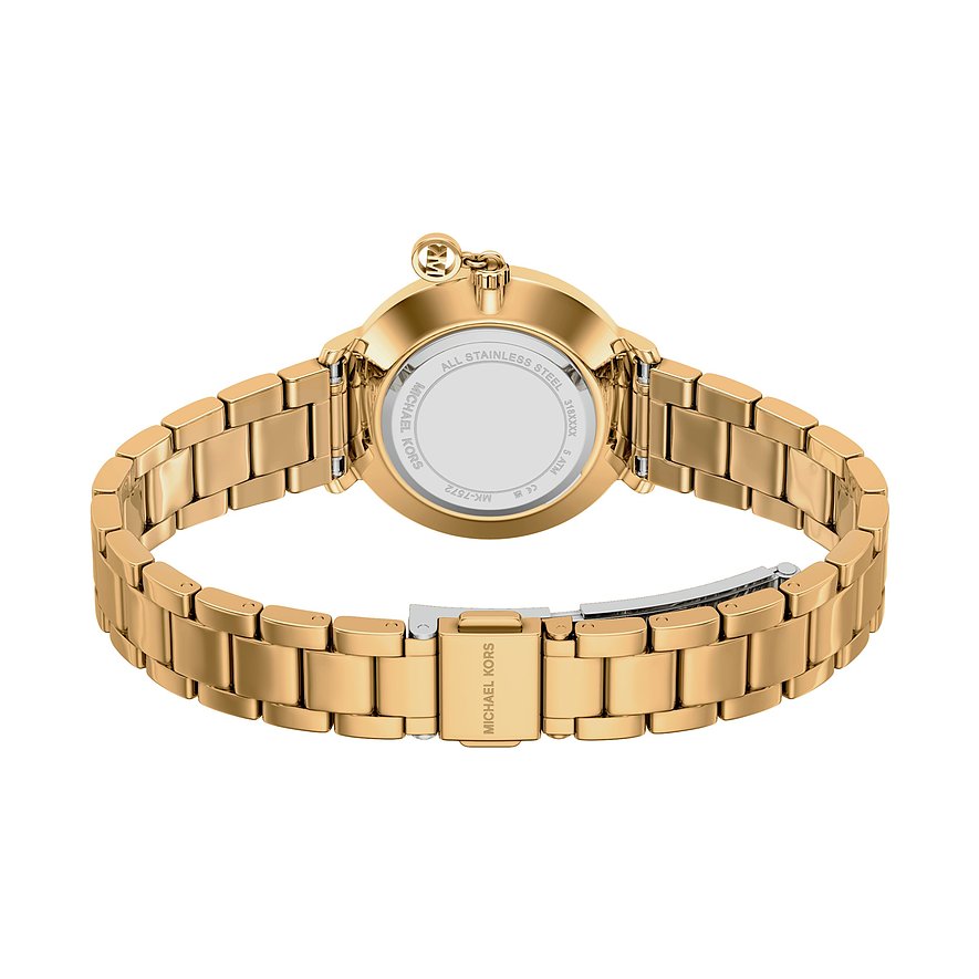 Bagside af guld Michael Kors dameur i rustfrit stål med lukket foldespænde på hvid baggrund.