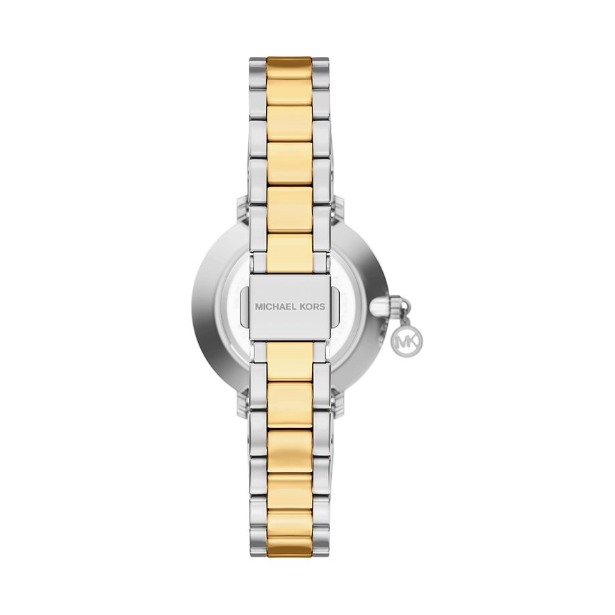 Baksidan av en Michael Kors damklocka i rostfritt stål med silver- och guldfärgade länkar.