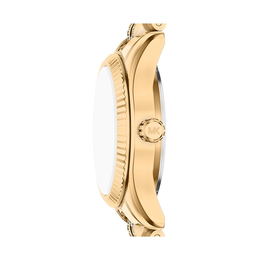 Sidebillede af et Michael Kors dameur i guldfarvet rustfrit stål med riflet ring og MK-logo på kronen.