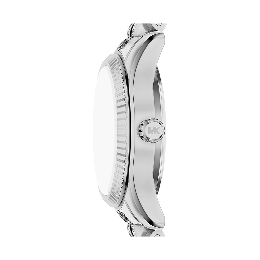 Sidovy av en Michael Kors damklocka i rostfritt stål med räfflad ring och MK-logotyp på kronan.