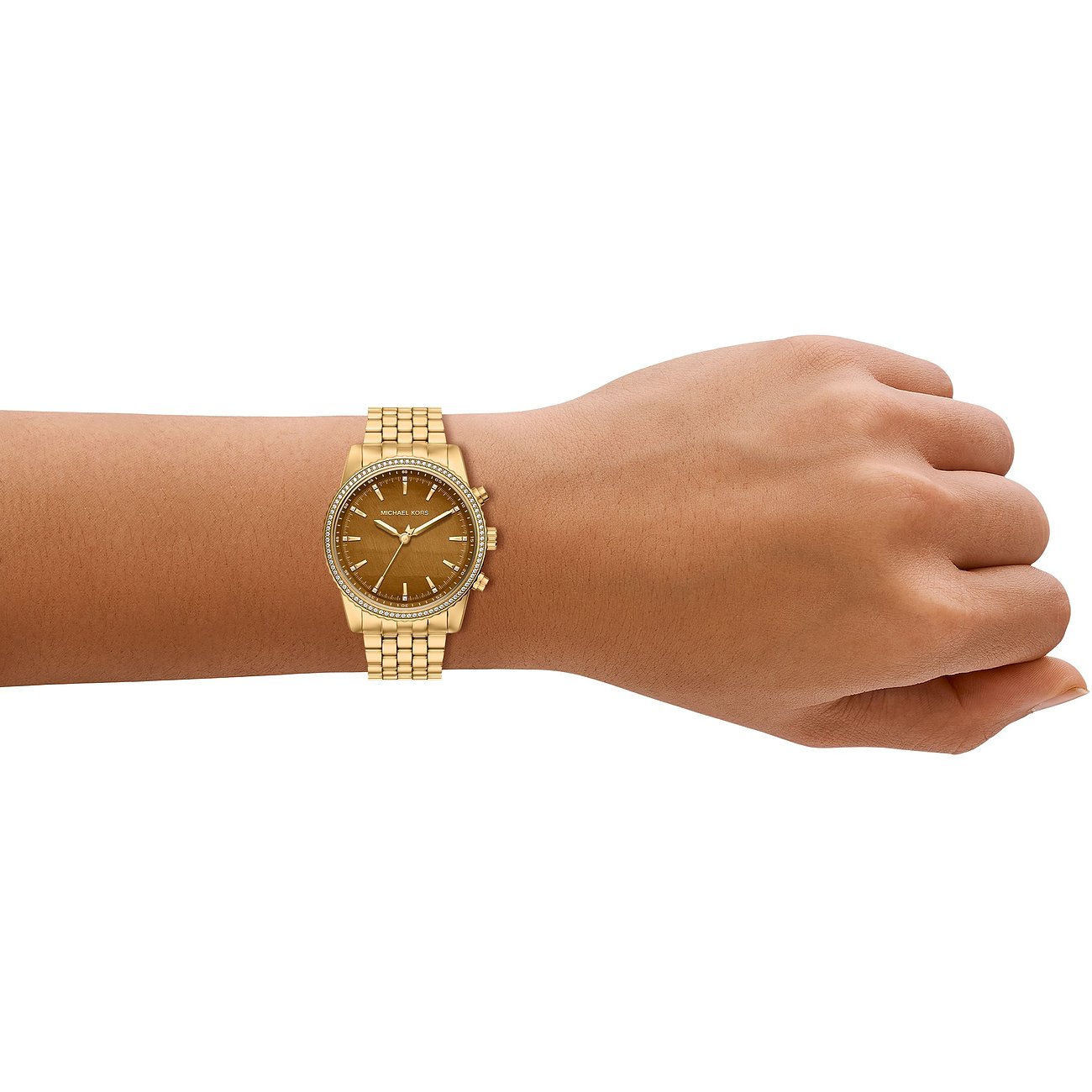 Michael Kors dameur i guldfarvet rustfrit stål med tigerøje urskive og ædelstenskant, båret på håndleddet.