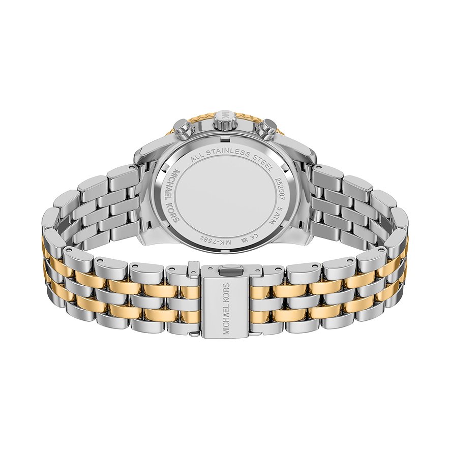 Bagside af et Michael Kors dameur i tofarvet rustfrit stål med guld- og sølvfarvede led. Glansfuld sølvfarve.