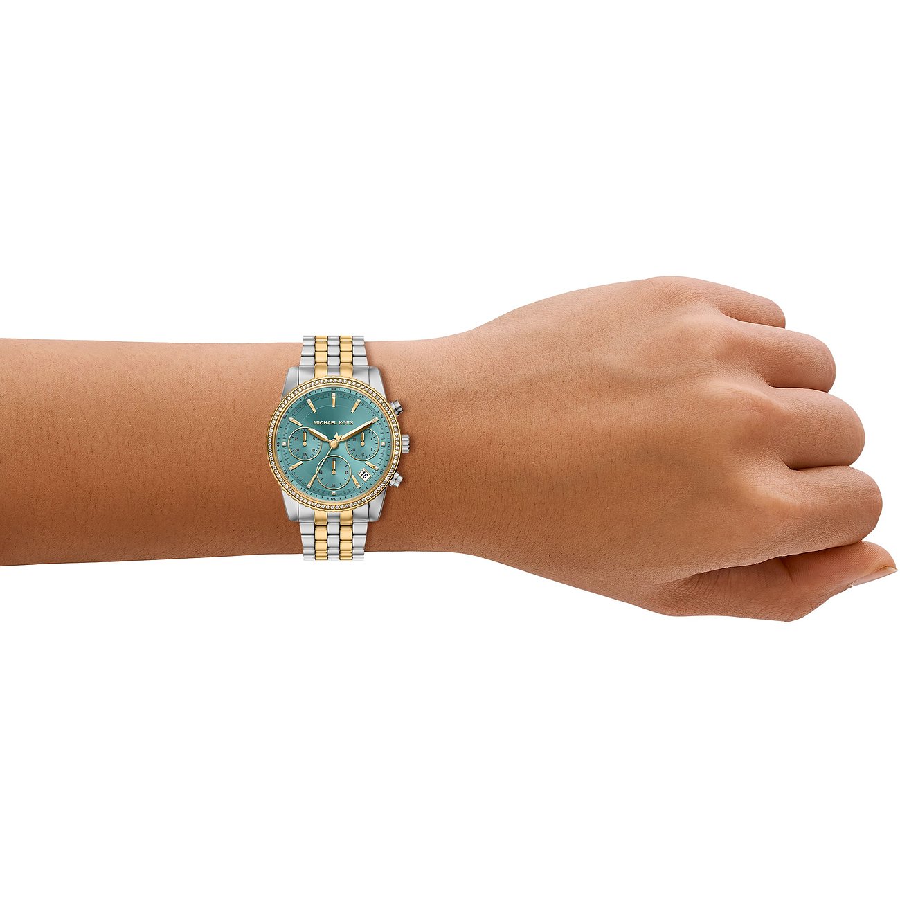 Michael Kors dameur i guld- og sølvfarvet rustfrit stål med mintgrøn urskive, båret på håndleddet.