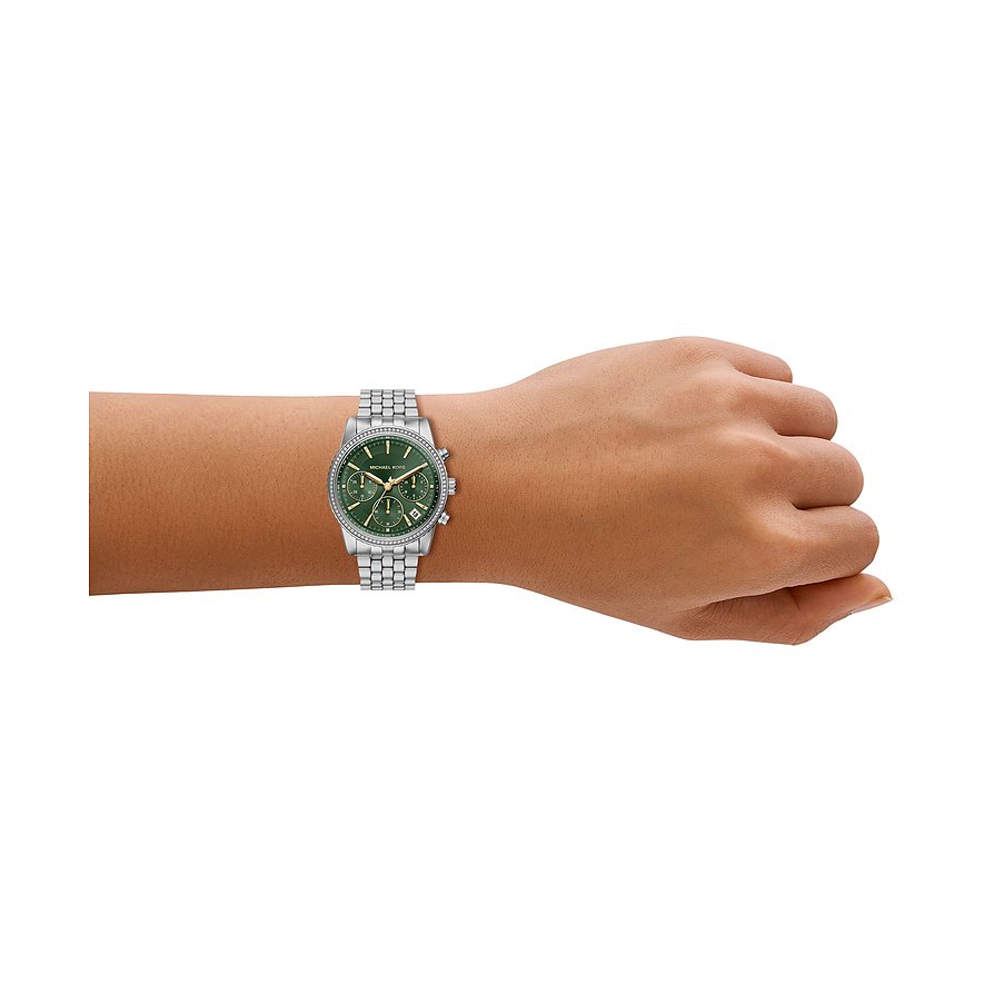 Michael Kors dameur i robust rustfrit stål, båret på et håndled, med en iøjnefaldende grøn urskive.