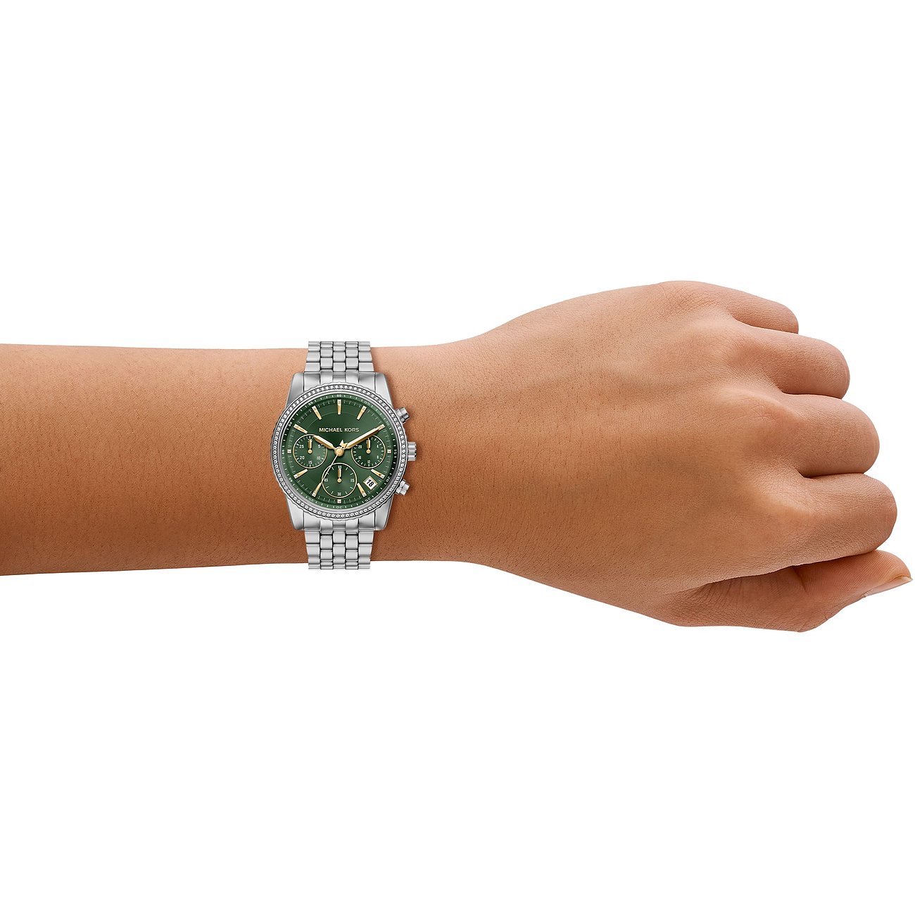 Michael Kors dameur i robust rustfrit stål, båret på et håndled, med en iøjnefaldende grøn urskive.