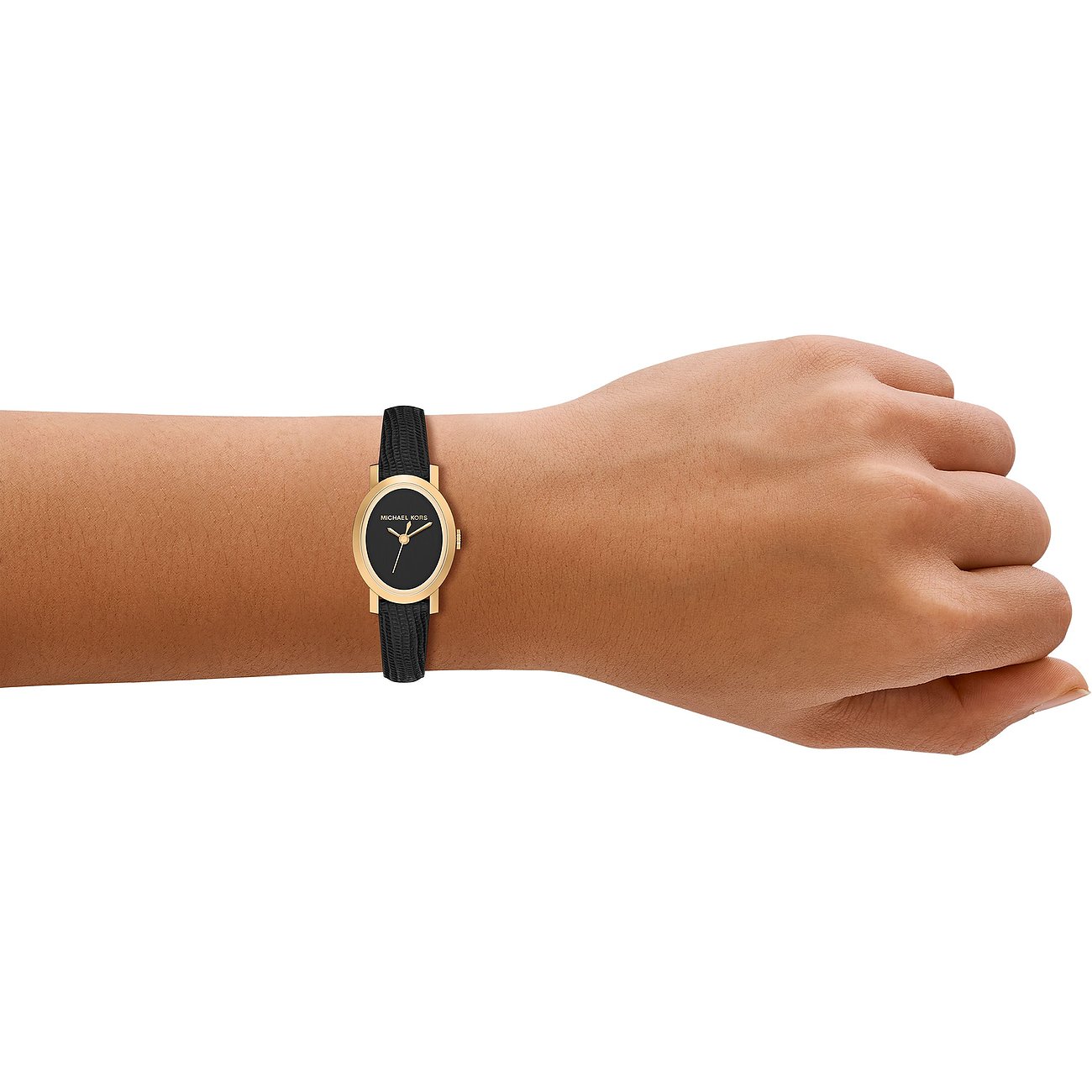 Montre femme Michael Kors dorée en acier inoxydable avec cadran et bracelet noirs au poignet d'une personne.