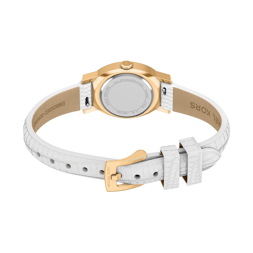 Bagsiden af et Michael Kors dameur i guldfarvet rustfrit stål med hvid læderrem og guldfarvet spænde.