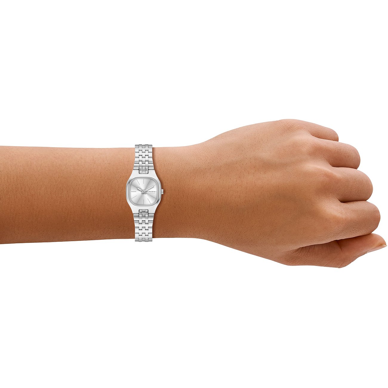 Skagen damur i rostfritt stål med silverfärgad urtavla, buret på handleden, uppifrån sett.