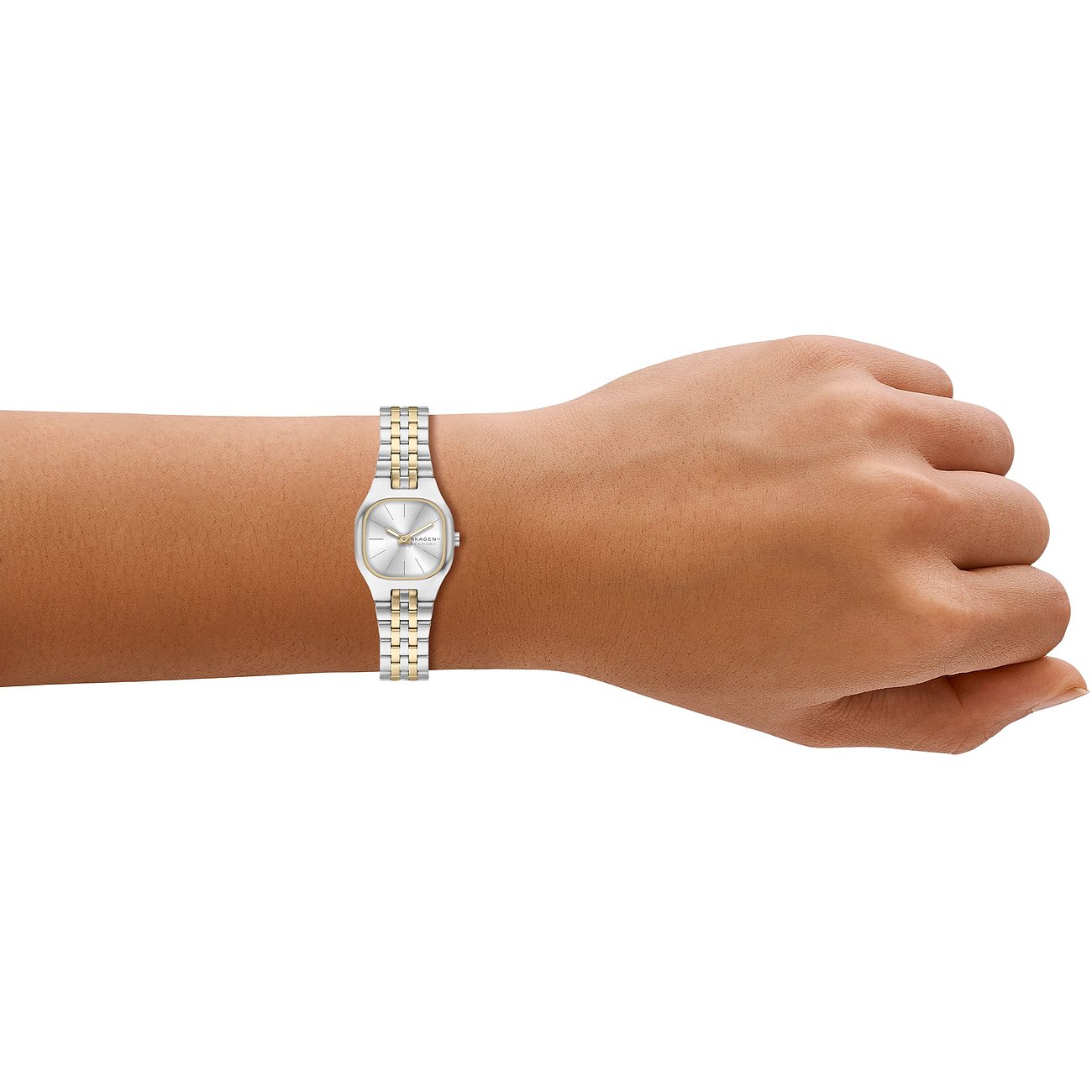 Skagen damklocka i rostfritt stål med fyrkantig silverurtavla och silver-guldfärgat länkarmband på handleden.