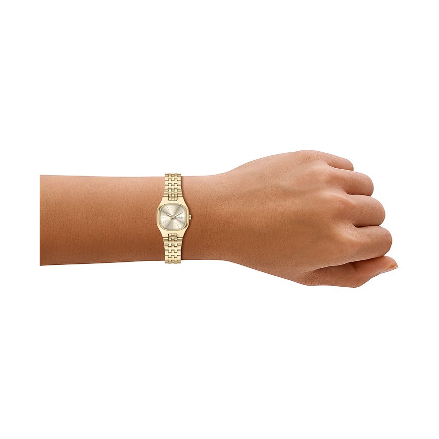 Die Skagen Damenuhr aus goldfarbenem Edelstahl befindet sich am Handgelenk einer Person. Die Uhr ist im Fokus.