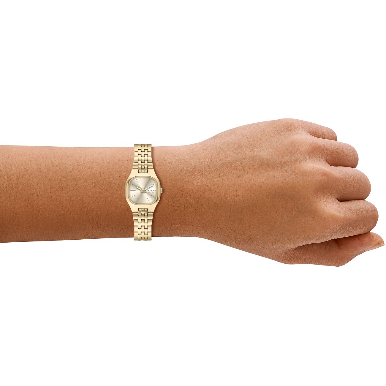 Die Skagen Damenuhr aus goldfarbenem Edelstahl befindet sich am Handgelenk einer Person. Die Uhr ist im Fokus.