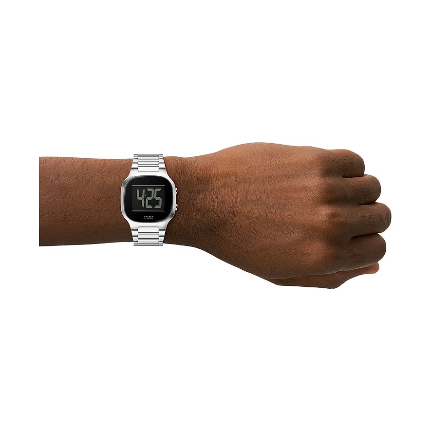Am Handgelenk getragene Skagen Herrenuhr aus Edelstahl mit rechteckigem Digitaldisplay und silberfarbenem Armband.