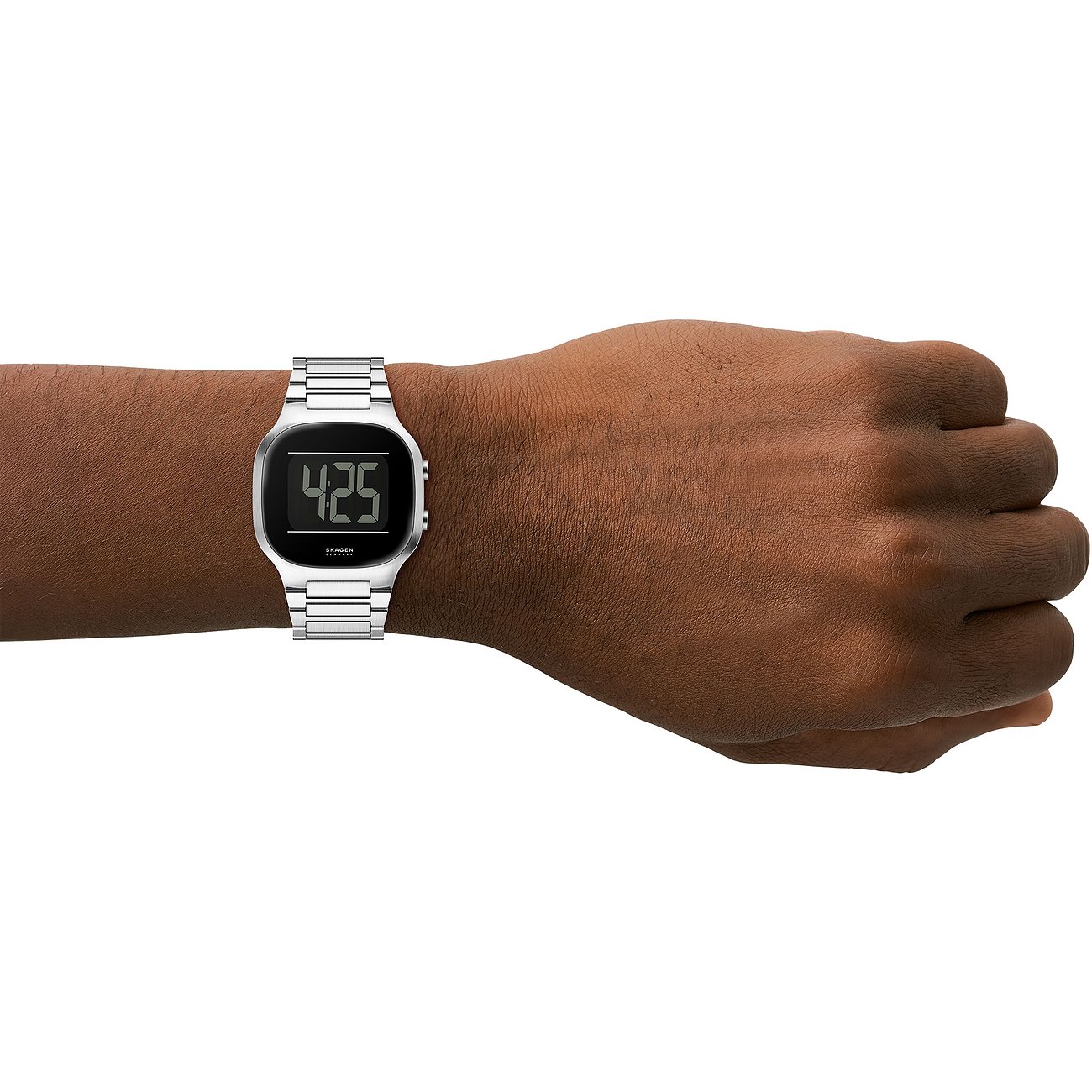 Am Handgelenk getragene Skagen Herrenuhr aus Edelstahl mit rechteckigem Digitaldisplay und silberfarbenem Armband.