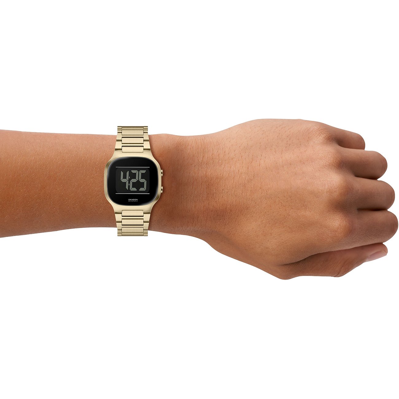 Eine goldfarbene Skagen Digitaluhr aus Edelstahl wird am Handgelenk eines Mannes getragen. Die Uhr zeigt 