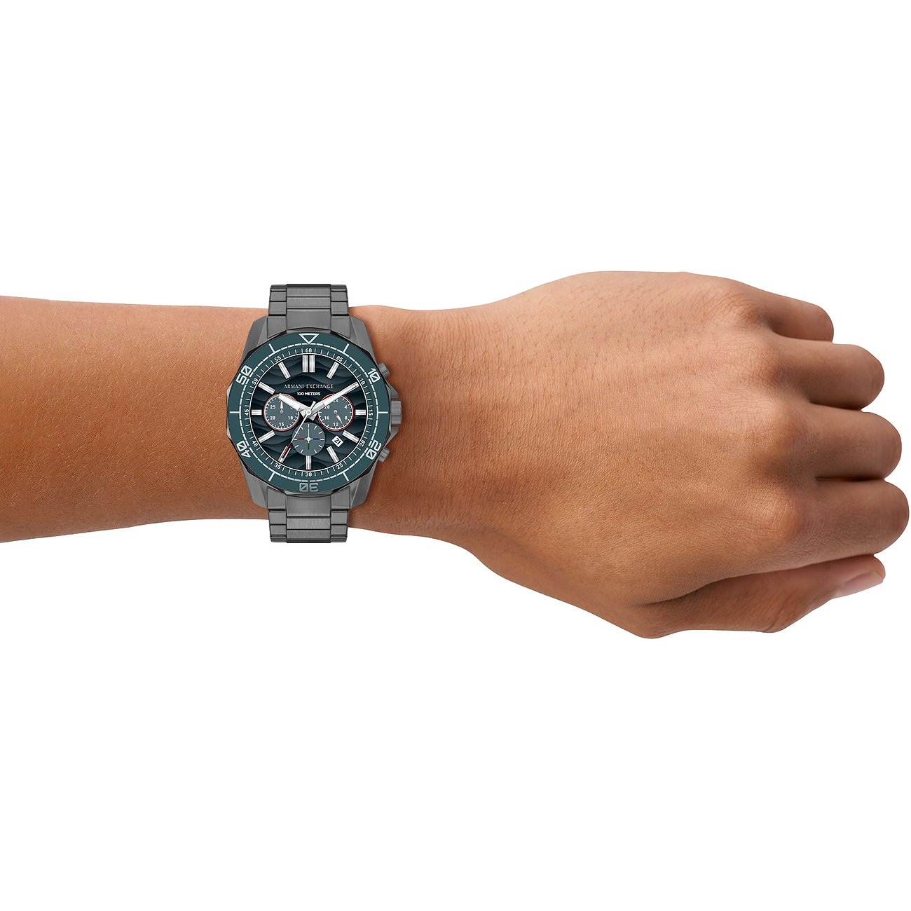 Eine Armani Exchange Herrenuhr aus blauem Edelstahl mit Chronograph ist am Handgelenk sichtbar.