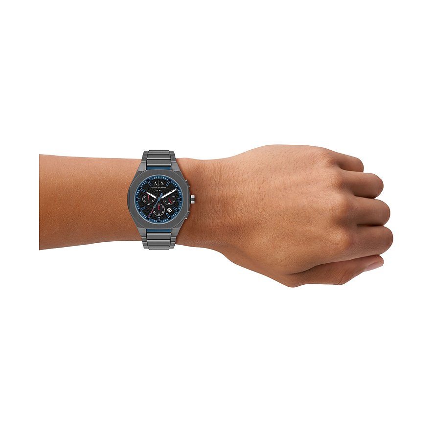 Am Handgelenk getragene Armani Exchange Herrenuhr aus blau-grauem Edelstahl mit Chronographenfunktion und Datumsanzeige.