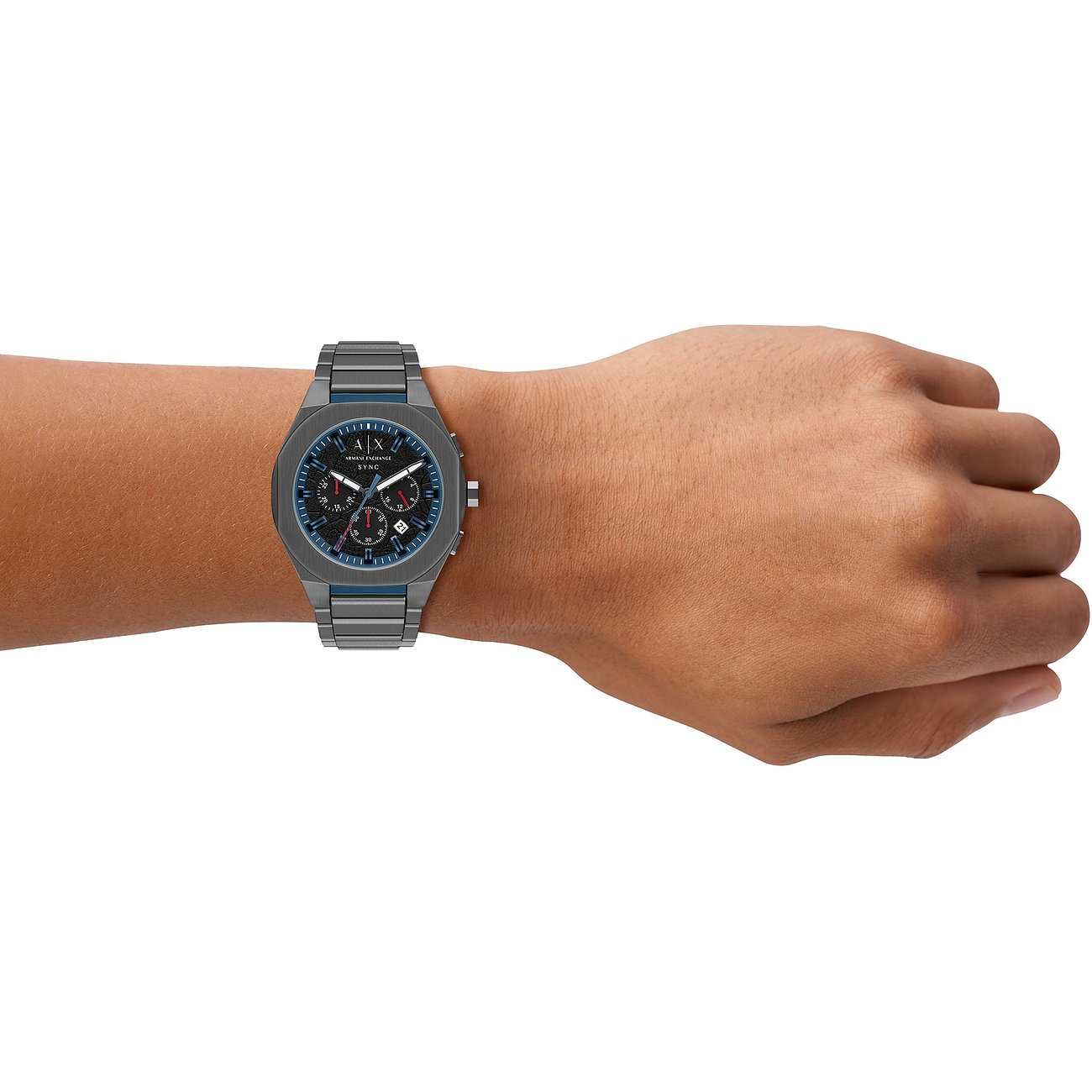 Am Handgelenk getragene Armani Exchange Herrenuhr aus blau-grauem Edelstahl mit Chronographenfunktion und Datumsanzeige.