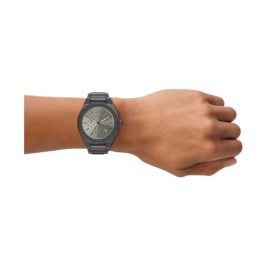 Am Handgelenk getragene Herrenuhr von Armani Exchange aus anthrazitfarbenem Edelstahl mit Chronograph.