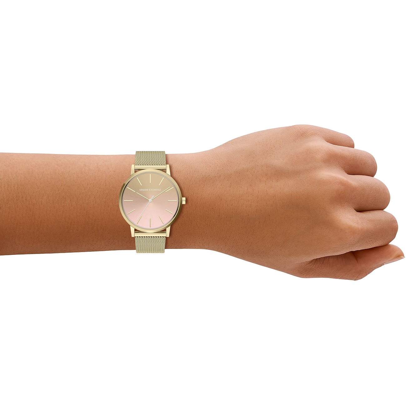 Une montre femme Armani Exchange en acier inoxydable doré avec cadran rose, portée au poignet.