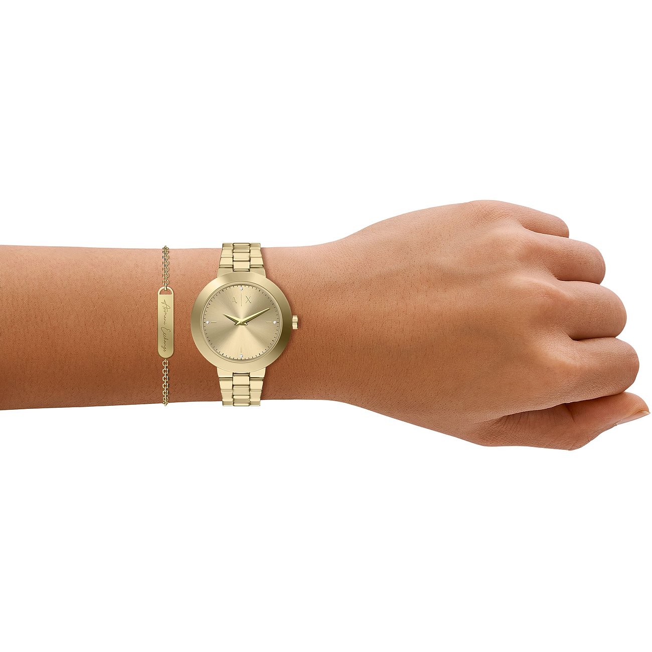 Am Handgelenk getragenes Set aus einem goldfarbenen Armani Exchange Edelstahl-Uhr und einem passenden Armband.