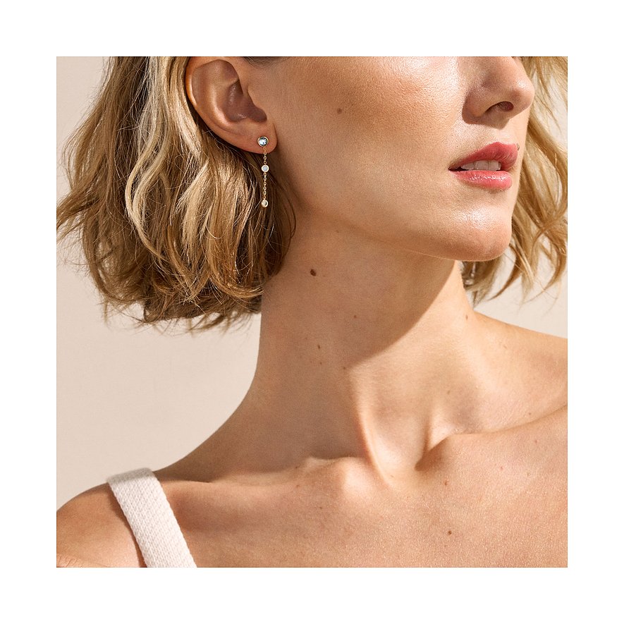 Nahaufnahme eines Ohres und Halses, der einen Skagen Ohrschmuck aus Edelstahl mit Glassteinen trägt.