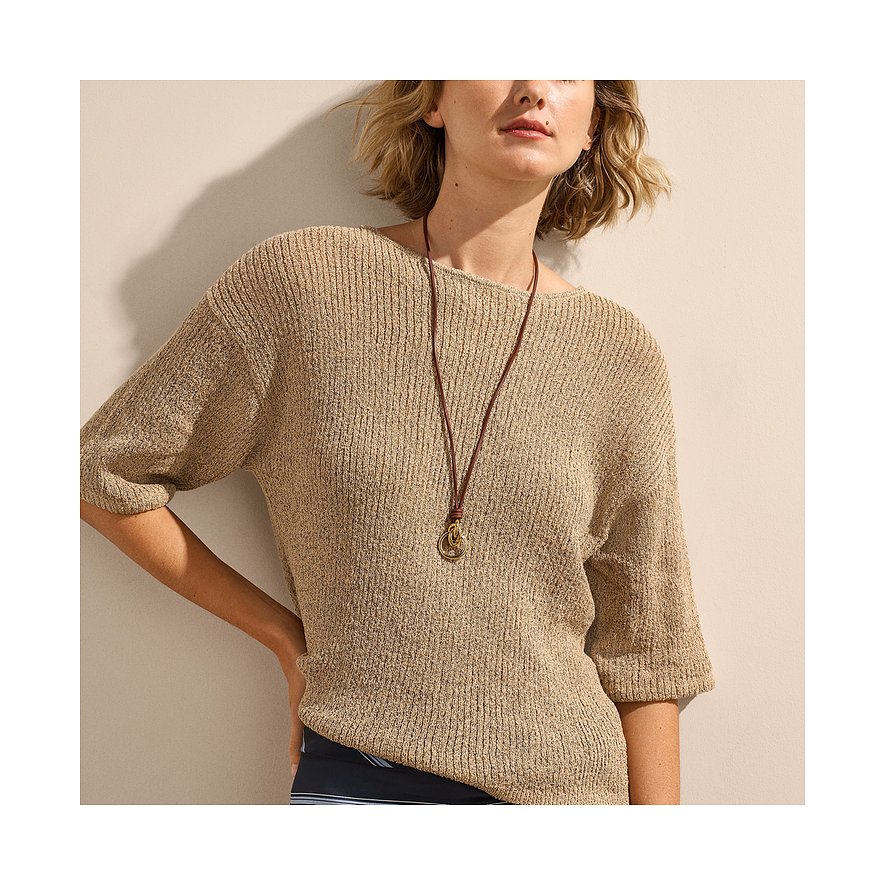 Un collier Skagen en acier inoxydable et cuir, porté et présenté par un mannequin.