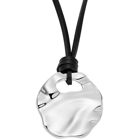 Skagen Halsschmuck mit einem Anhänger aus Edelstahl an einem schwarzen Lederband.