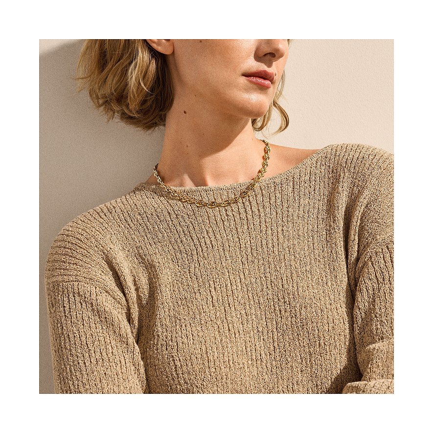 Mannequin avec collier Skagen en métal doré, ras du cou sur peau bronzée, pull beige.