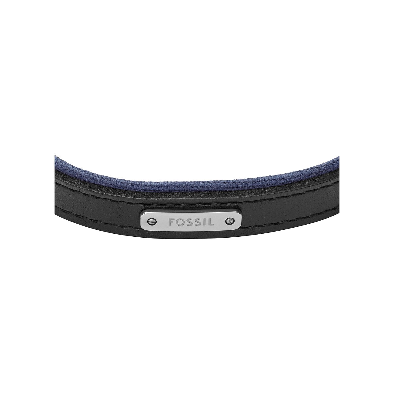 Primo piano di un bracciale Fossil in pelle e metallo, con un discreto inserto in tessuto blu.