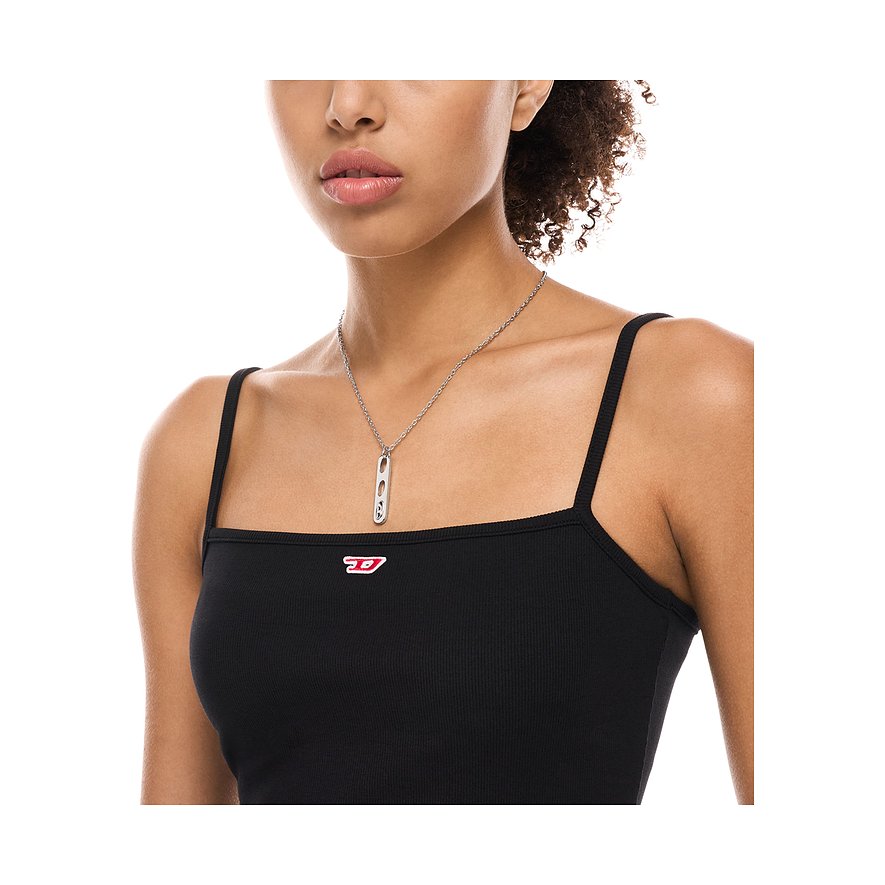 Närbild på kvinna med Diesel-halsband i rostfritt stål, med vertikalt hänge och präglat logotyp.